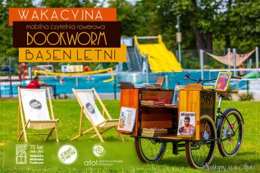 Żegnamy wakacje na letnim basenie w Atolu z książką w ręku